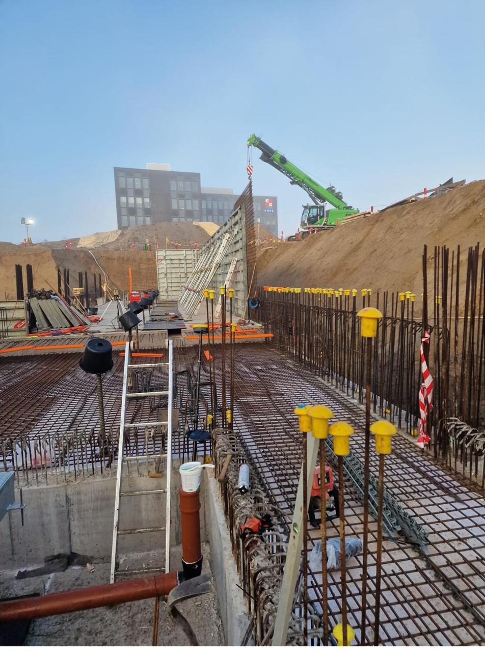 Betonentreprise med kran